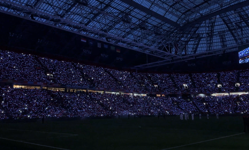 Stadio illuminato con bracciali LED interattivi BracciaLiLED